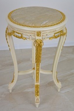 Zámecký dřevěný stoleček s mramorem