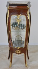 Zámecká vitrína zdobená bronzem