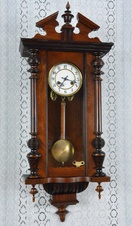Starožitné řezbované hodiny Junghans 1900